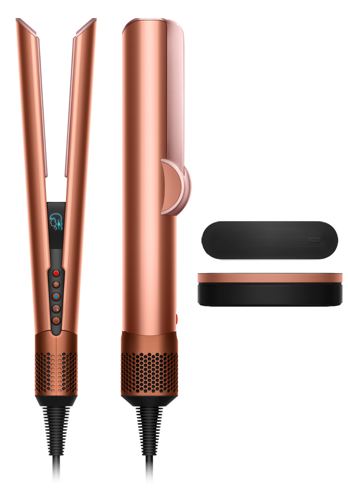 Prostownica do włosów w kolorze różowego złota z podstawą ładującą i etui podróżnym. Posiada wyświetlacz cyfrowy i przyciski sterujące.