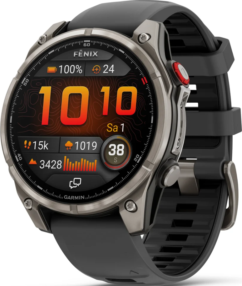 Une smartwatch Garmin Fenix affiche l'heure, les pas et l'autonomie de la batterie. Elle a un bracelet noir et une lunette argentée avec un bouton rouge.