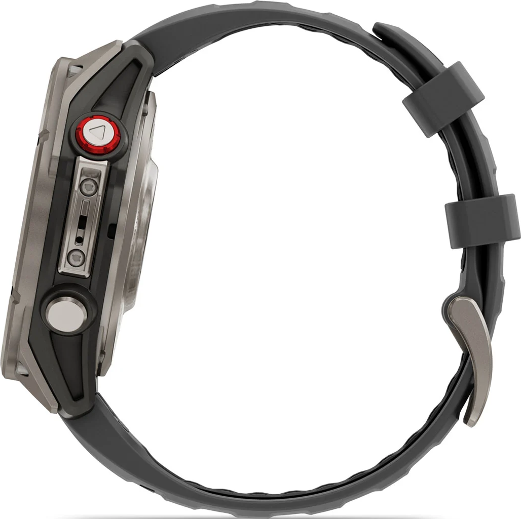 Vue latérale d'une montre intelligente. Elle a un bracelet gris foncé, une lunette argentée et un bouton rouge. La montre est ronde.