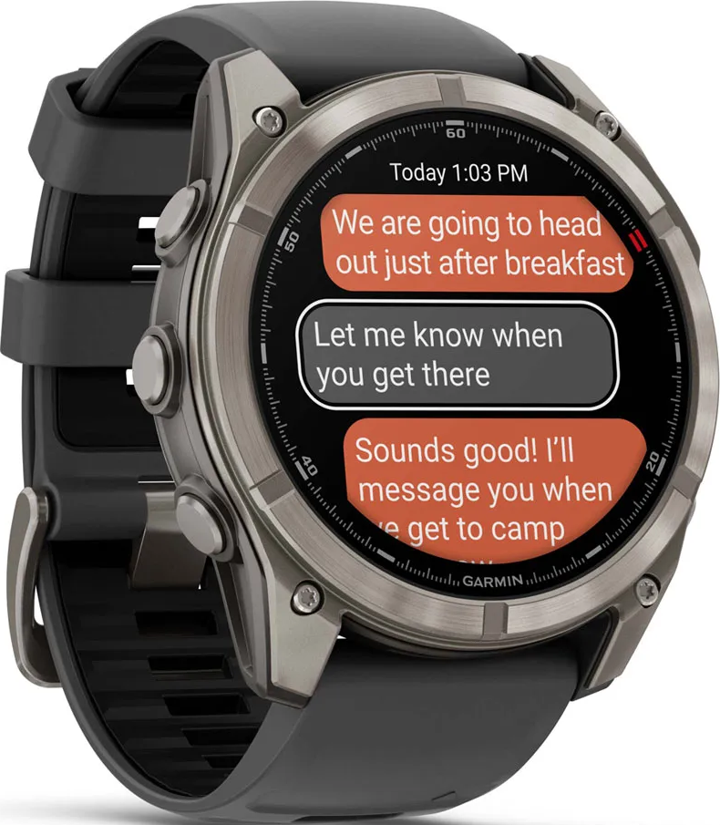 Uno smartwatch mostra una conversazione tramite messaggio di testo. I messaggi includono i piani per uscire e incontrarsi al campo dopo la colazione.