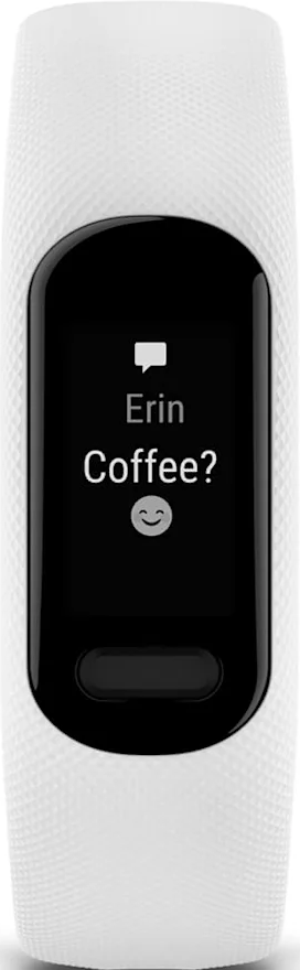 Uno smartwatch bianco mostra un messaggio da "Erin": "Caffè?" con un'emoji sorridente. Il cinturino ha un motivo strutturato.