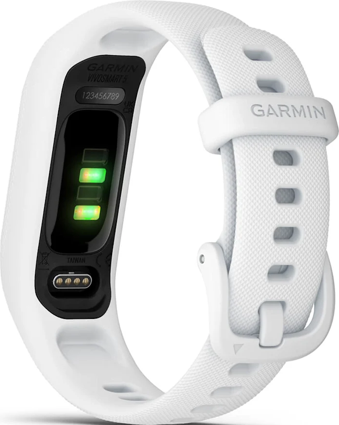 Fitness tracker Garmin Vivosmart 5 bianco. Il display mostra indicatori di batteria verdi. Cinturino bianco con logo Garmin.