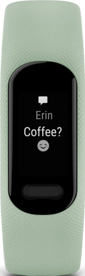 Un fitness tracker verde menta mostra un messaggio da Erin: 'Caffè?'. Sullo schermo è visibile anche un'icona a forma di faccina sorridente.