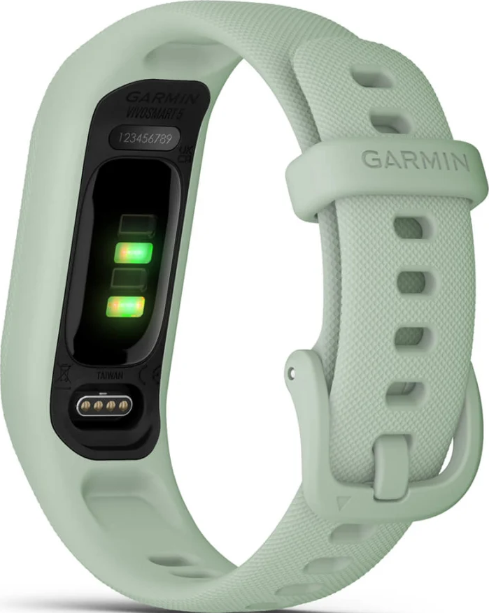Un fitness tracker Garmin Vivosmart 5 verde menta. Lo schermo mostra la durata della batteria. Il cinturino è collegato con una fibbia. Logo Garmin visibile.