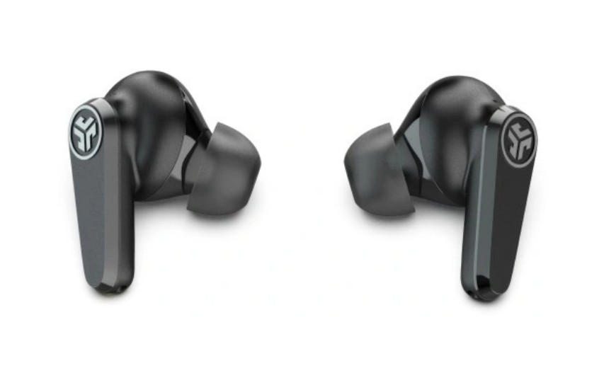 Dwa czarne bezprzewodowe słuchawki na białym tle. Każda słuchawka posiada logo i szarą wkładkę douszną.