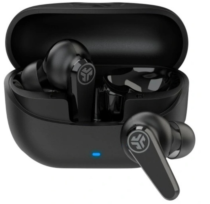 Czarne bezprzewodowe słuchawki w etui ładującym. Słuchawki widoczne, jedna na zewnątrz etui. Niebieskie światło na etui wskazuje ładowanie.