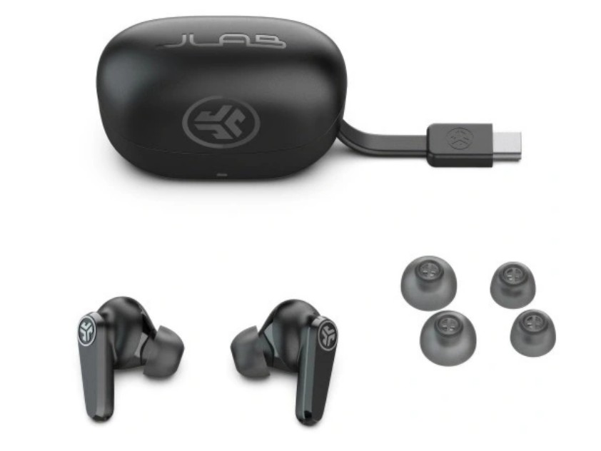 Czarne słuchawki JLab i etui ładujące z kablem USB-C i dodatkowymi wkładkami dousznymi, wszystko na białym tle.