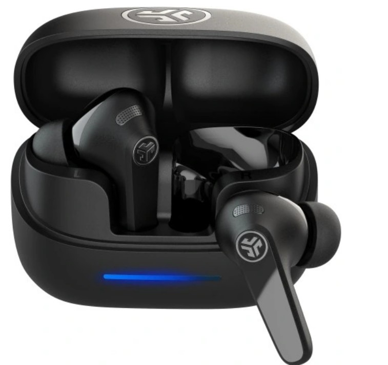 Czarne słuchawki w otwartym czarnym etui ładującym. Widoczne jest niebieskie światło. Logo JLab znajduje się na słuchawkach.