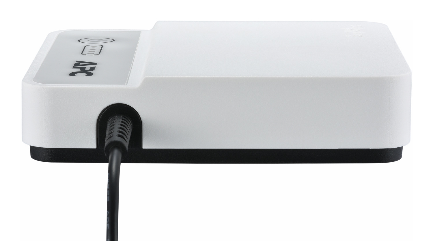 Białe urządzenie APC z czarną podstawą i przewodem zasilającym. Urządzenie ma panel sterowania z logo APC.