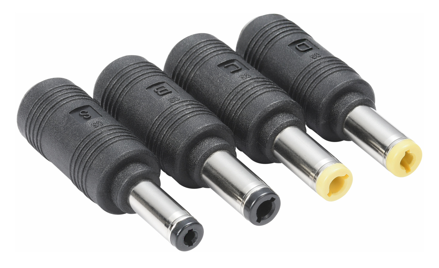 Cztery czarne wtyczki adaptera zasilania ze srebrnymi końcówkami i żółtymi lub czarnymi rdzeniami wewnętrznymi, ustawione ukośnie na białym tle.