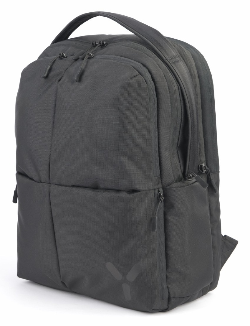 Czarny plecak z uchwytem na górze. Ma wiele przegródek i zamków błyskawicznych. Tło jest jednolicie białe.