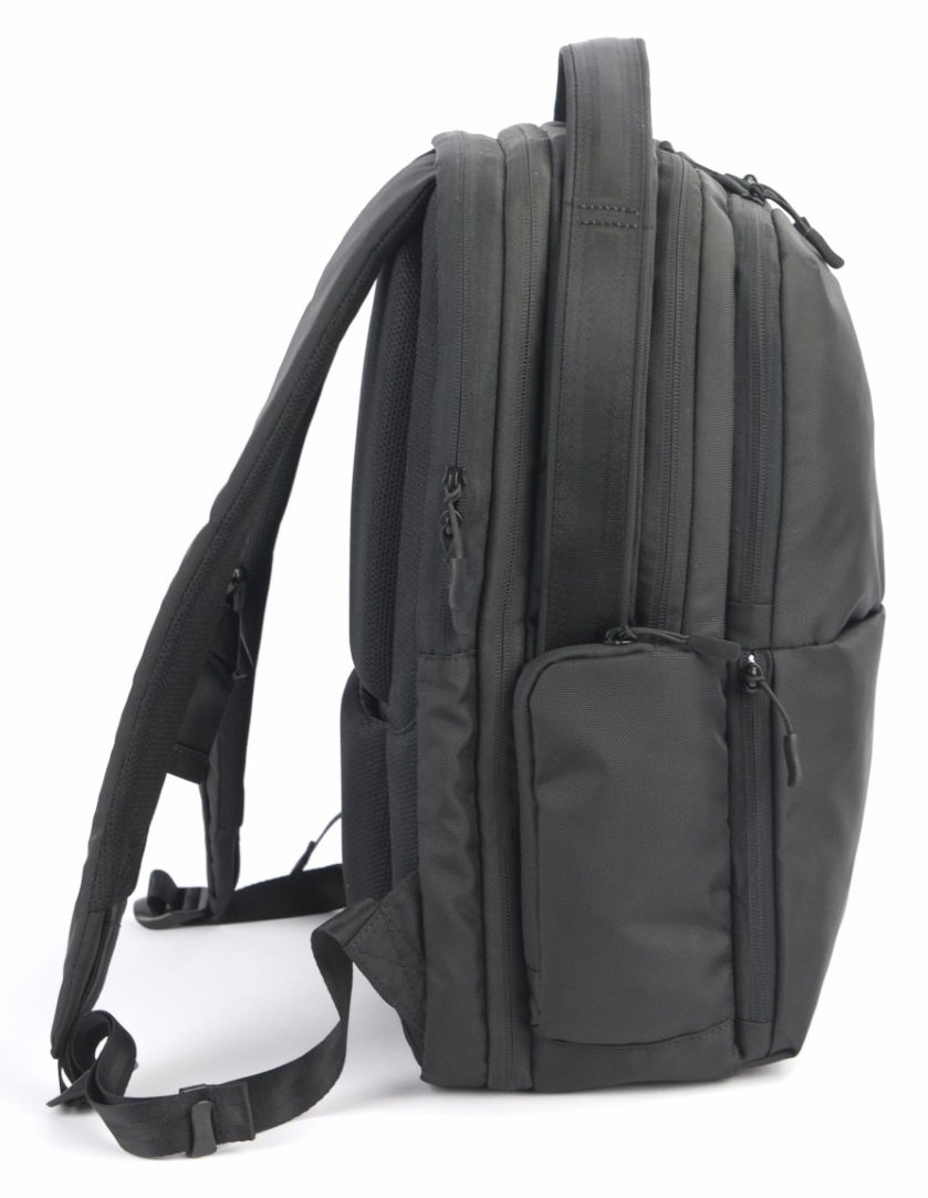 Czarny plecak pokazany z boku. Ma wiele przegródek, zamków błyskawicznych i regulowanych pasków, na białym tle.