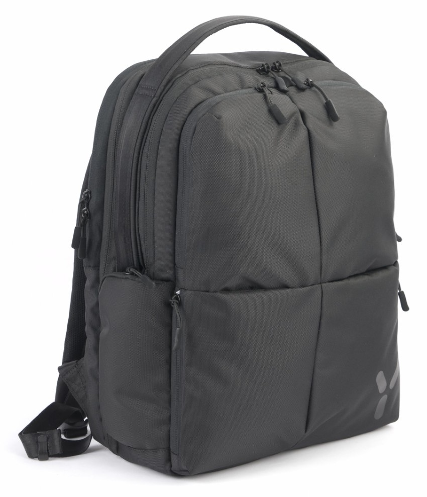 Ciemnoszary plecak z wieloma przegrodami i zamkami błyskawicznymi. Ma górny uchwyt i paski na ramiona, na białym tle.
