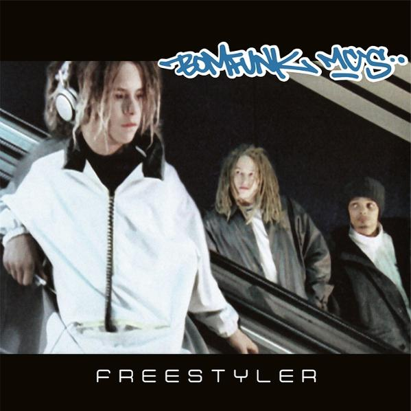 Albumcover. Eine Gruppe von drei Personen auf einer Rolltreppe. Einer trägt Kopfhörer. Das Wort FREESTYLER steht unten.