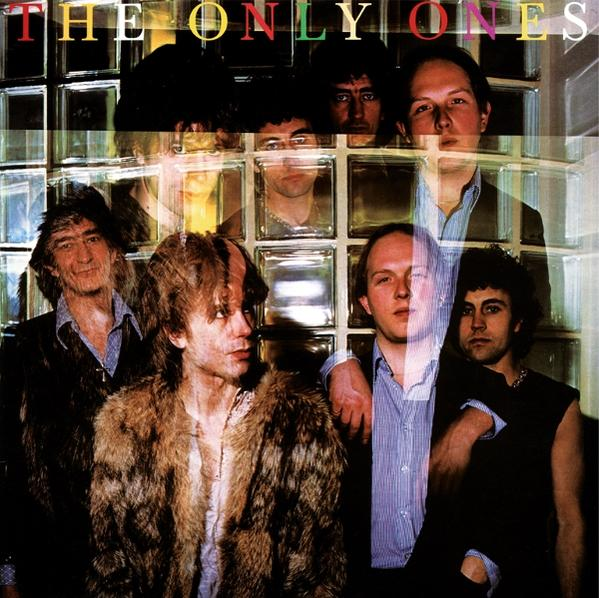 Albumcover mit Mitgliedern der Band The Only Ones. Sie stehen vor einer Glasblockwand. Der Bandname steht oben.