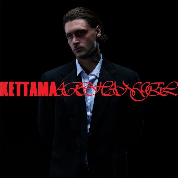 Ein Mann im Anzug steht vor schwarzem Hintergrund. Der Text lautet 'KETTAMA ARRANGE' in Rot. Der Mann hat ein Hals-Tattoo und ein blaues Auge.