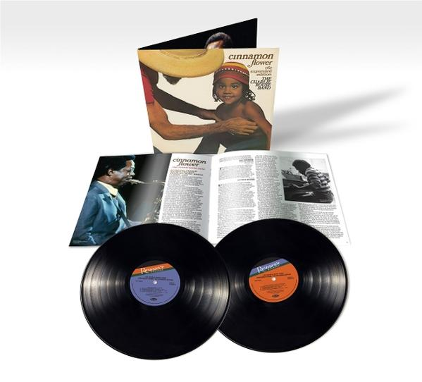 Albumcover mit Kind und Armen eines Erwachsenen. Zwei Schallplatten davor. Broschüre mit Text und Fotos.