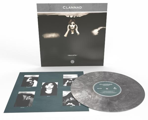 Das Cover und eine Schallplatte des Albums Macalla von Clannad auf weißem Hintergrund.