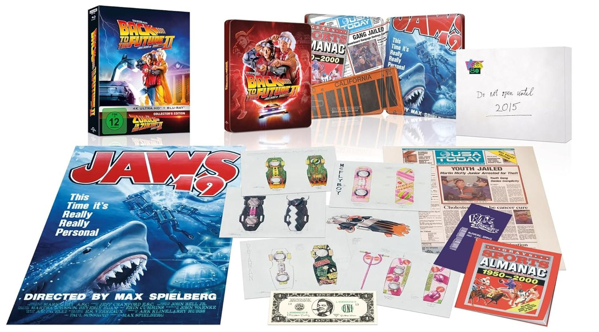 Verschiedene Back to the Future- und Jaws-Filmemorabilien werden ausgestellt, darunter Blu-rays, Konzeptkunst, Zeitungen und ein Dollar.