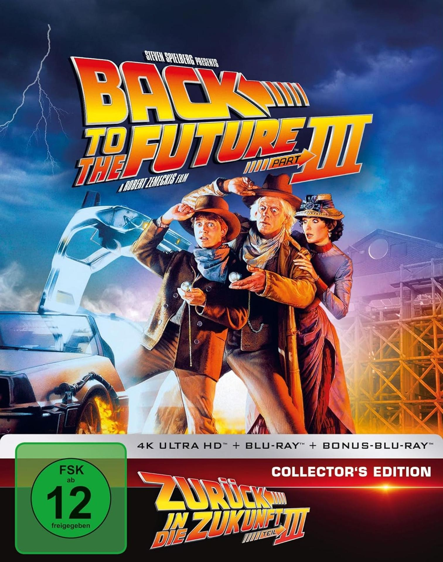 Filmcover von Zurück in die Zukunft III. Charaktere stehen neben einem DeLorean. Blitz im Hintergrund. Text und Logos oben und unten.