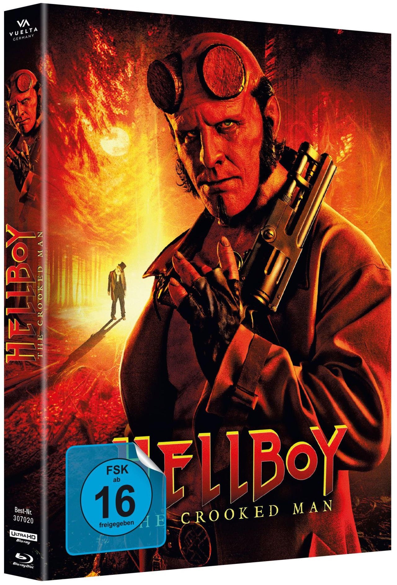 Hellboy-Filmcover. Hellboy hält eine Waffe. Ein Mann im Anzug steht in einem Wald. Der Hintergrund ist feurig.