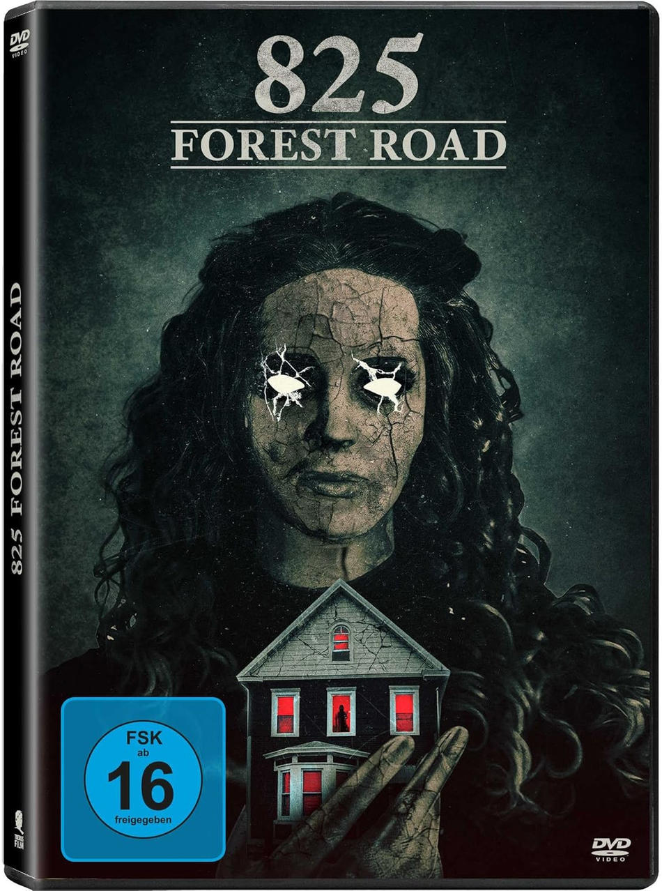 DVD-Cover für '825 Forest Road'. Ein rissiges Gesicht mit leuchtenden Augen hält ein Haus mit roten Fenstern. Dunkler Hintergrund.