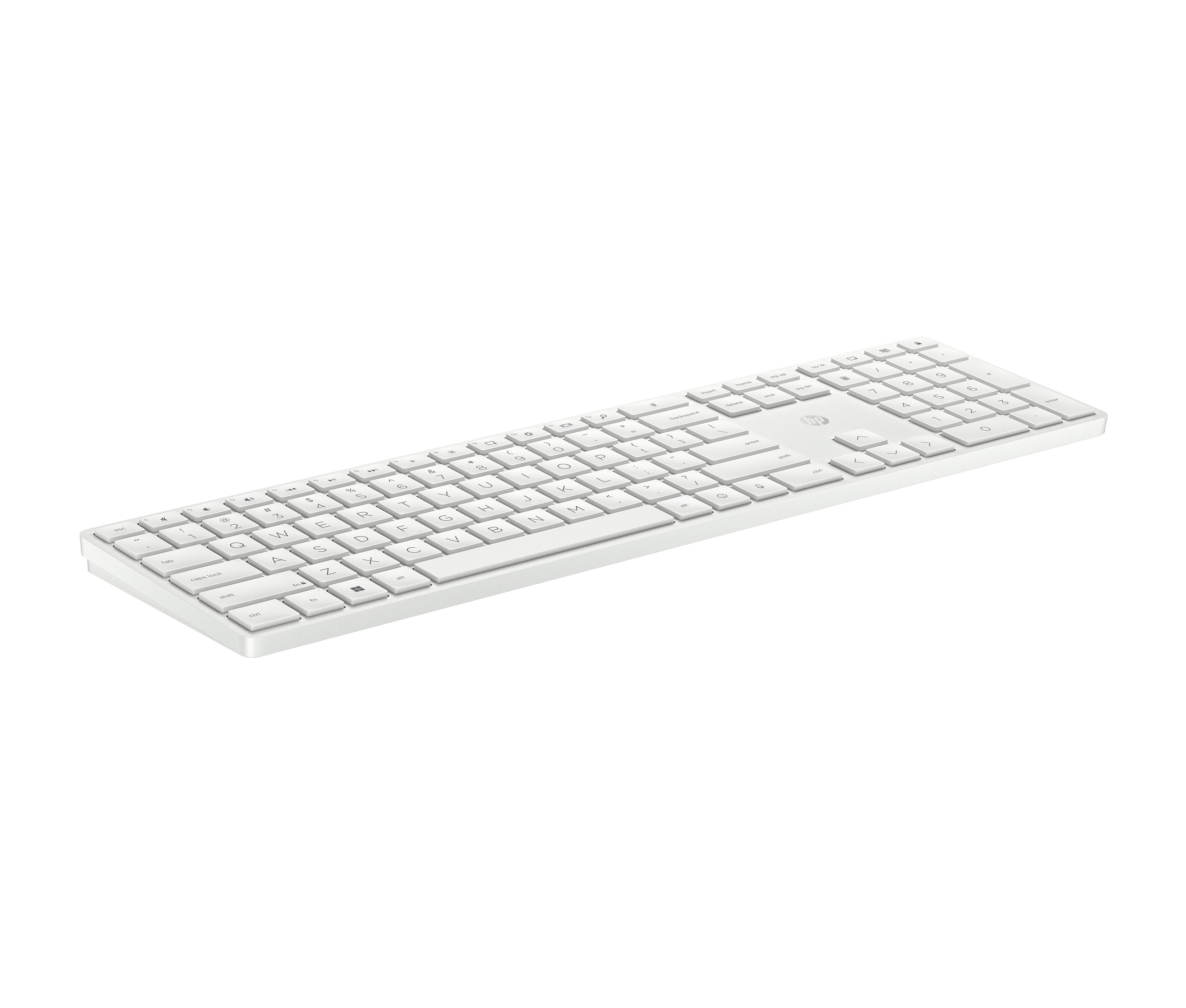Eine weiße HP-Tastatur liegt leicht angewinkelt auf einer weißen Oberfläche. Tasten mit Buchstaben und Zahlen sind sichtbar.