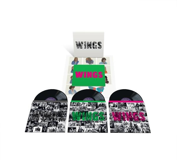 Drei Schallplatten mit Albumcovern. Das Wort 'WINGS' ist auf den Covern und im Hintergrund zu sehen.