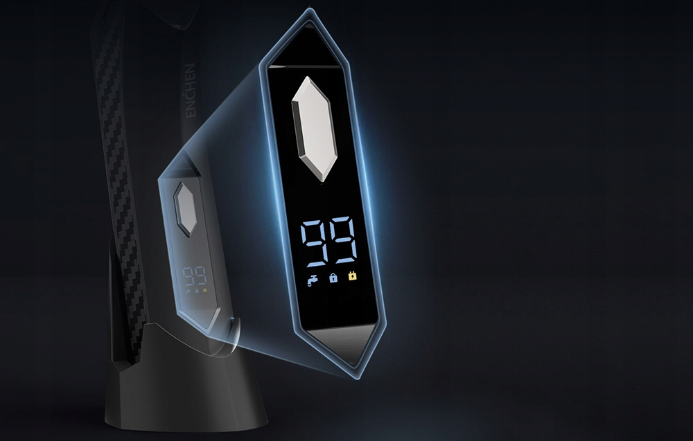 Zbliżenie czarnego urządzenia z cyfrowym wyświetlaczem pokazującym liczbę 99. Ma ikony i teksturę włókna węglowego.