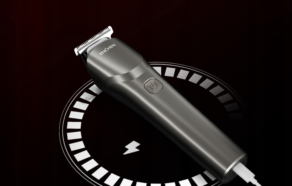 Metalowa, szara golarka elektryczna Enchen na czarnym tle ze wskaźnikiem ładowania i symbolem błyskawicy.
