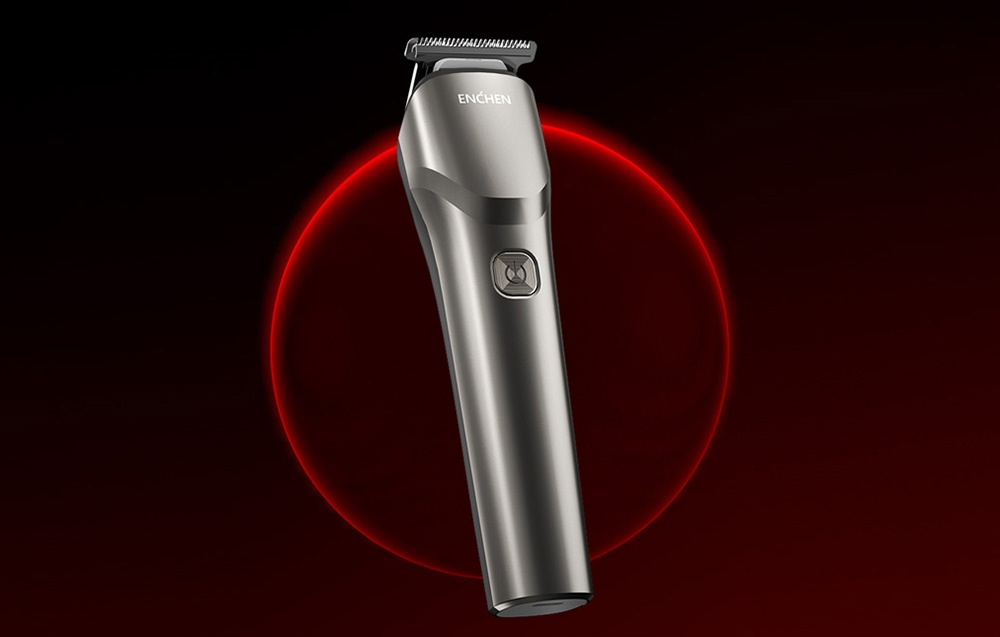 Srebrna golarka elektryczna na ciemnoczerwonym tle z czerwonym obrysem koła. Golarka jest głównym elementem.