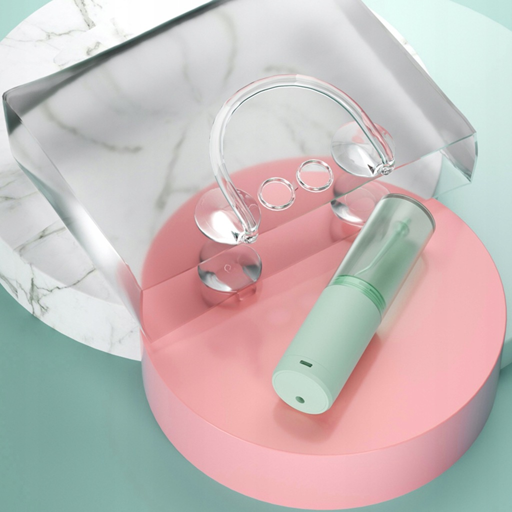 Zielone i przezroczyste urządzenie stoi na różowej platformie, obok przezroczystych szklanych elementów. Tło to mieszanka marmuru i koloru morskozielonego.