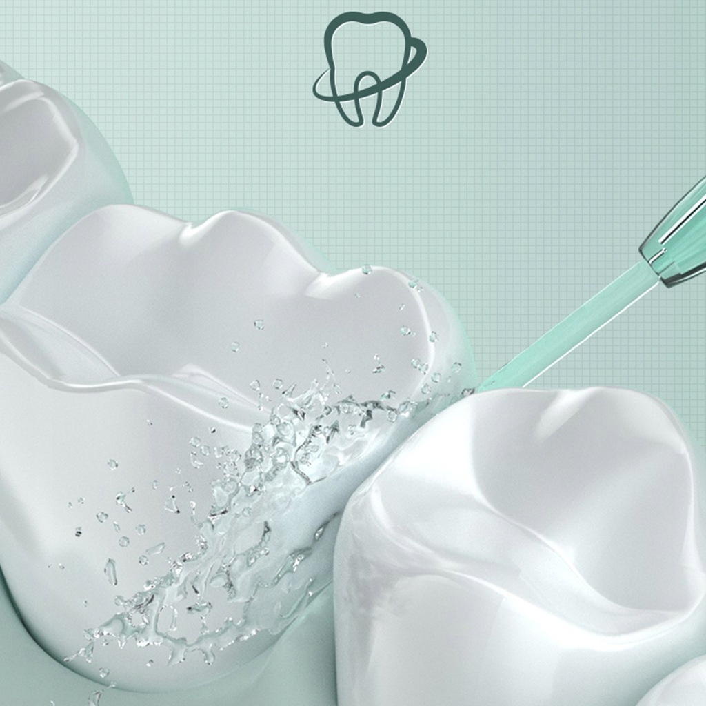 Zbliżenie na zęby czyszczone strumieniem wody. Ikona zęba w tle. Zęby są białe, a spray jest turkusowy.