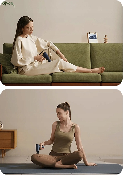 Kobieta używa pistoletu do masażu na nodze siedząc na kanapie, inna kobieta siedzi na macie, trzymając pistolet.