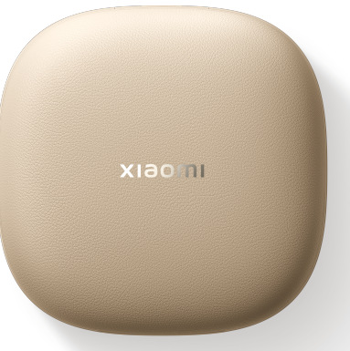 Beżowe, zaokrąglone etui z kwadratowym kształtem z srebrnym logo 'xiaomi'. Etui ma teksturowaną powierzchnię i znajduje się na białym tle.