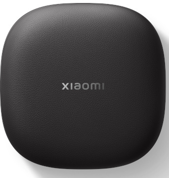 Czarny, zaokrąglony futerał z srebrnym logo 'xiaomi'. Futerał ma teksturowaną powierzchnię na białym tle.