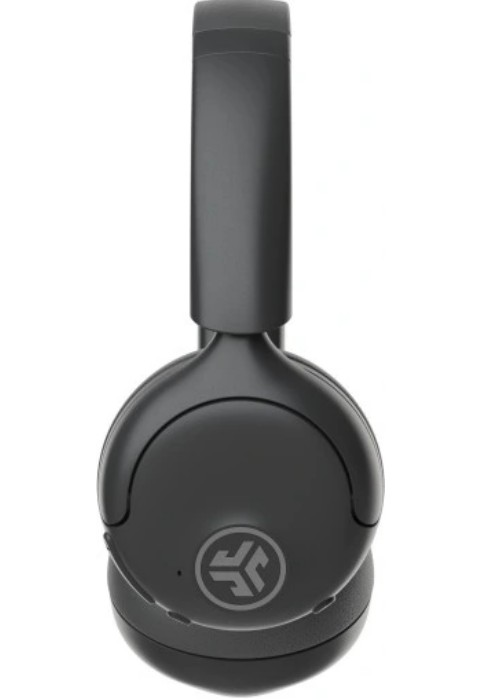 Czarne słuchawki z pałąkiem. Na nausznikach znajduje się logo. Tło jest gładko białe.