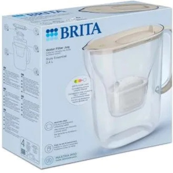 Dzbanek filtrujący wodę Brita w opakowaniu. Dzbanek jest przezroczysty z beżową pokrywką. Pudełko jest jasnoniebieskie z tekstem i grafiką.