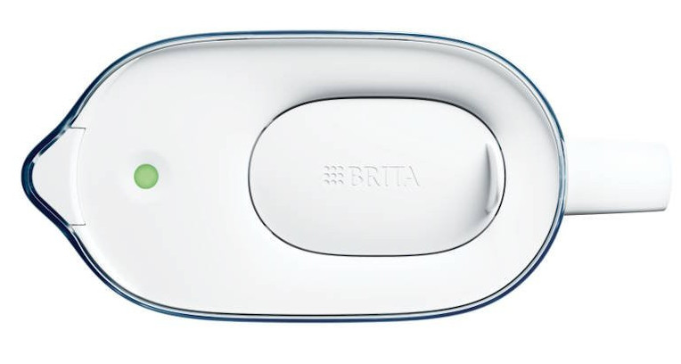 Biały dzbanek z filtrem do wody Brita. Posiada zielone światło, owalną pokrywę i uchwyt. Nazwa marki jest widoczna.