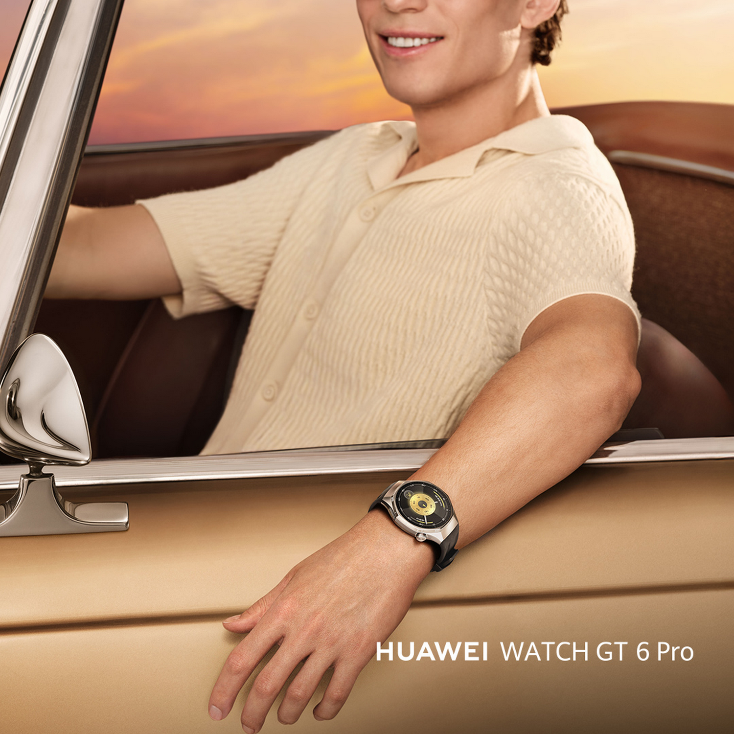 Hombre en coche con reloj. El reloj tiene una correa negra y una esfera negra y dorada. El coche es marrón y el cielo es naranja.