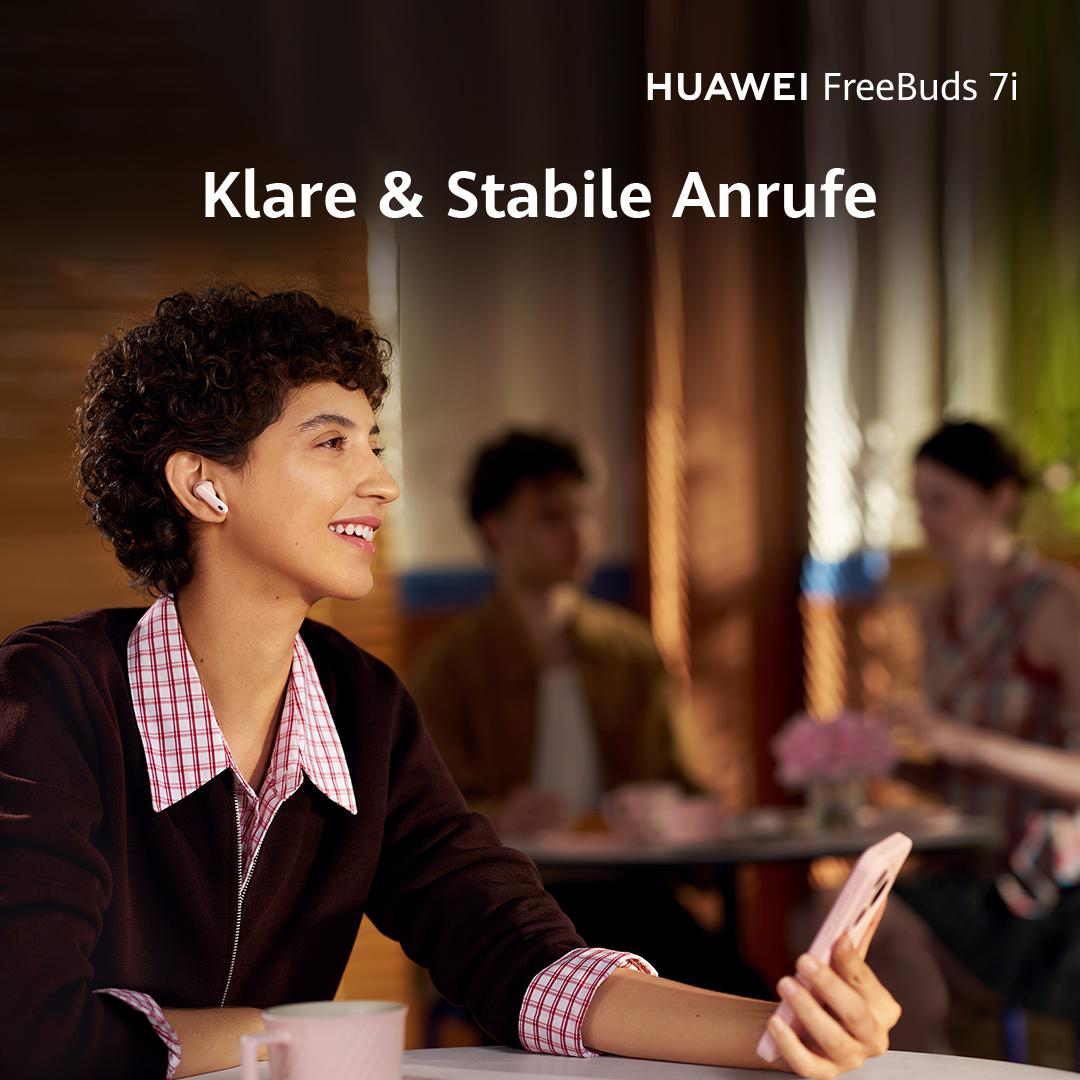 Lächelnde Frau mit Ohrhörern, Telefon. Zwei Personen im Hintergrund am Tisch. Text: 'Huawei FreeBuds 7i'.