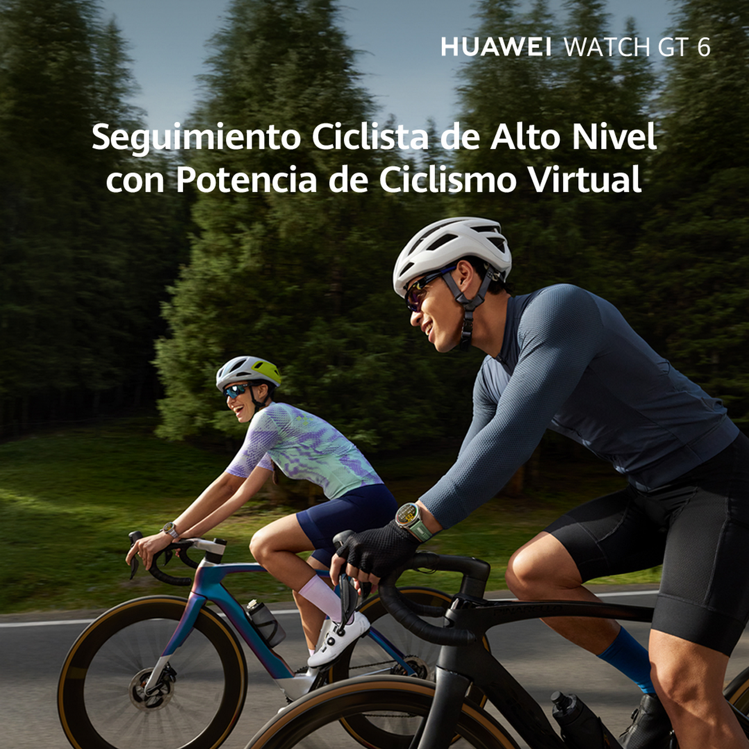 Dos ciclistas montan en bicicleta en una carretera. Llevan cascos y ropa de ciclismo, con un bosque al fondo. Un reloj Huawei es visible.