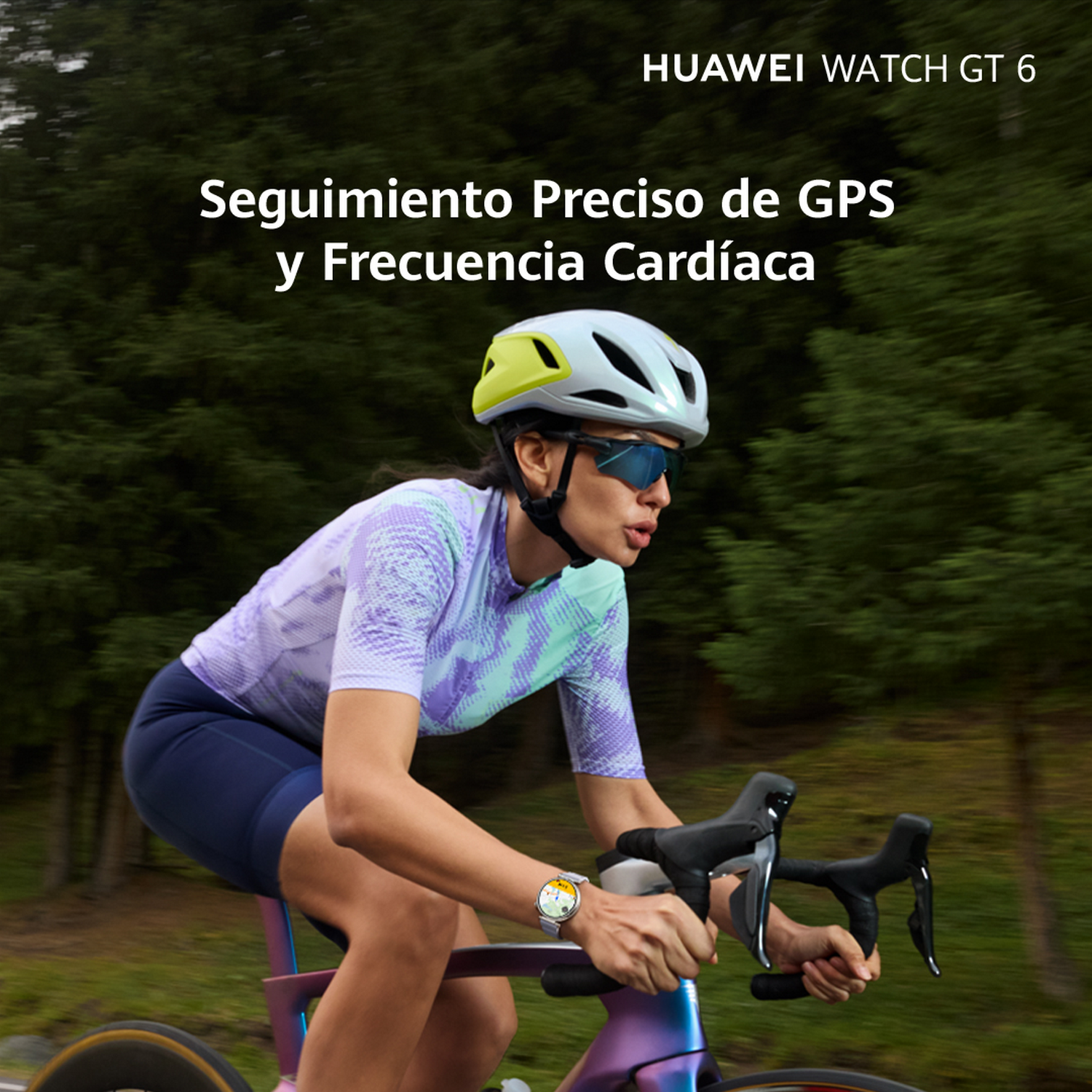 Un ciclista con casco y gafas de sol monta en bicicleta. La imagen promueve el seguimiento preciso de GPS y frecuencia cardíaca.