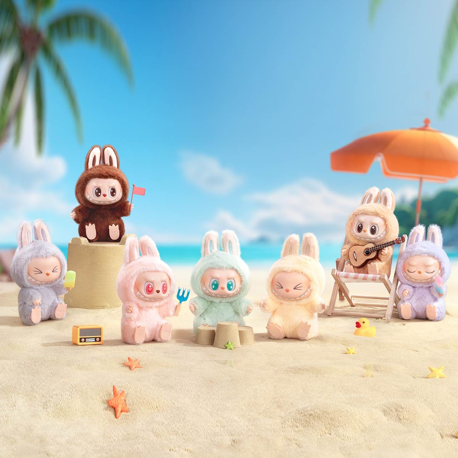 Sette conigli dei cartoni animati su una spiaggia. Alcuni tengono giocattoli, uno suona la chitarra e uno è sotto un ombrellone arancione. Sfondo: palme e cielo blu.