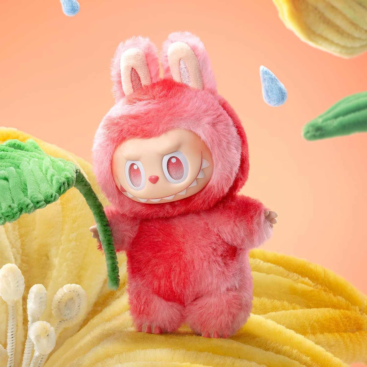 Un peluche con un costume da coniglietto rosa è in piedi su una superficie gialla. Il giocattolo ha un sorriso dentuto e grandi occhi. Sfondo pesca.