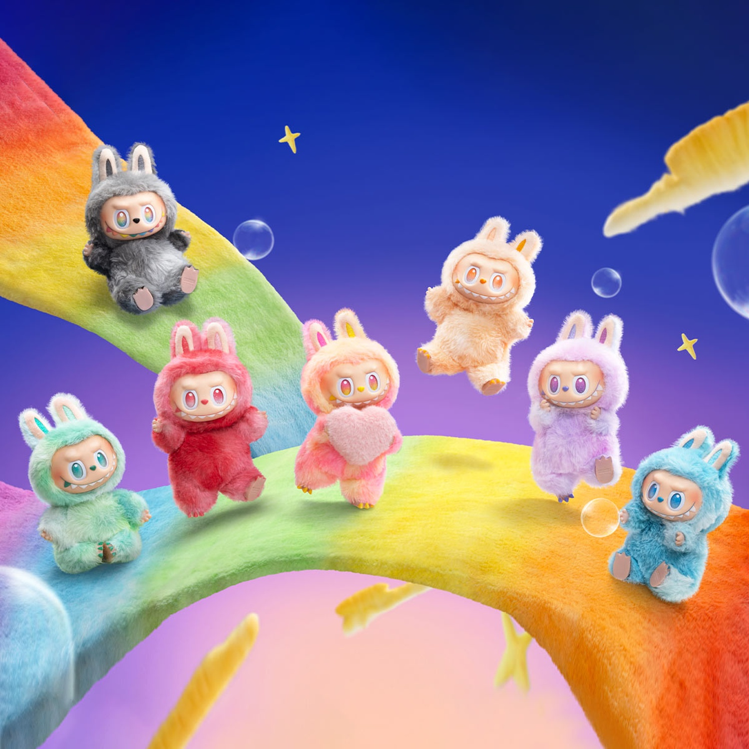 Sette figure di coniglietti di peluche di vari colori su un ponte arcobaleno contro uno sfondo blu stellato. Bolle e stelle sparse.