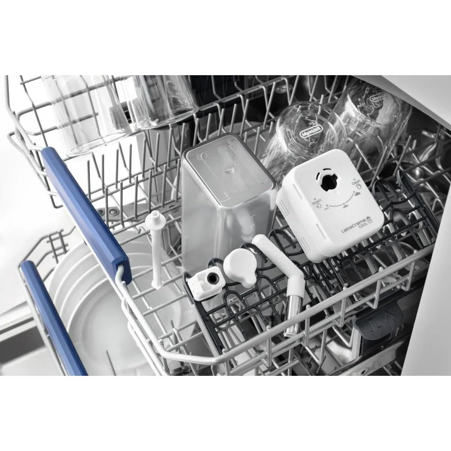 Interno della lavastoviglie con bicchieri, un elettrodomestico bianco e altri articoli da cucina. Il portabicchieri contiene vari oggetti puliti.