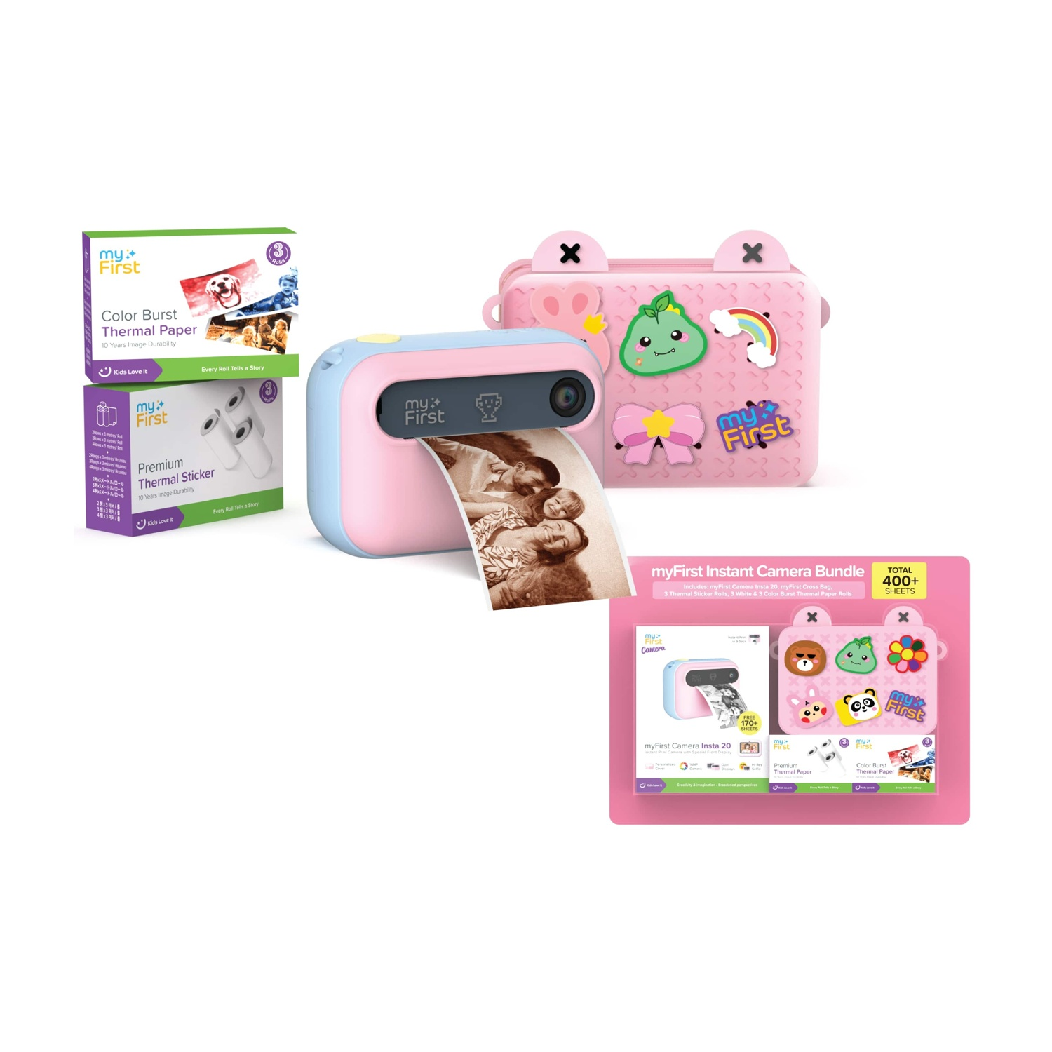 Una fotocamera istantanea rosa e blu con stampa fotografica, circondata da rotoli di carta e una custodia rosa a forma di rana con adesivi.