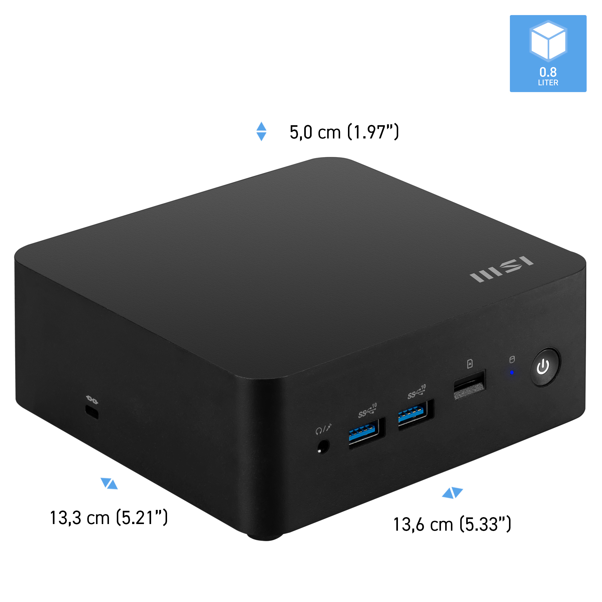 Schwarzer Mini-PC mit angezeigten Abmessungen. Anschlüsse und Power-Taste sichtbar. Ein blauer Würfel zeigt 0,8 Liter an.