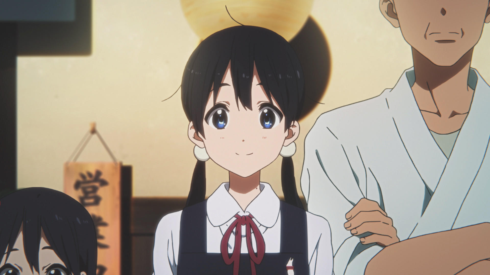 Anime-Mädchen mit schwarzen Zöpfen und Schürze steht neben einem Mann in einem weißen Gewand.